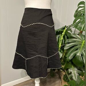 🛍️ Fashionista gorgeous skirt size 2  black with gold color accented.
